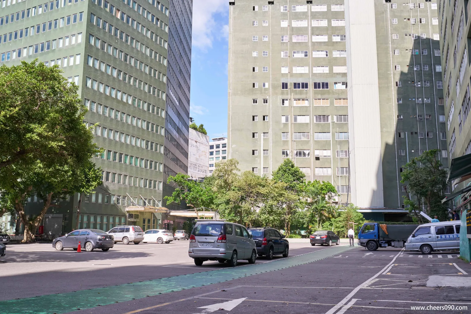 台北大同店提供便利停車位，環境乾淨整潔、明亮通風，完全顛覆傳統倉庫印象