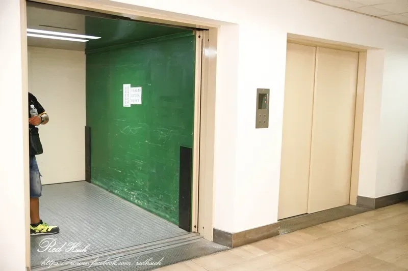 摩爾空間使用工業級強力除濕設備將相對濕度穩定控制在 65% 以下，守護網拍貨品與精品外盒不發霉