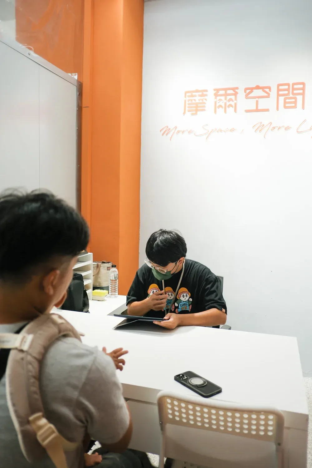 乾淨整潔的櫃檯環境展現摩爾空間一致的高品質管理標準