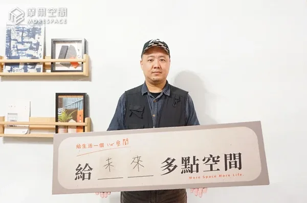 透過垂直堆疊存放技巧，在摩爾空間倉庫中整齊排列大量漫畫書與模型收藏