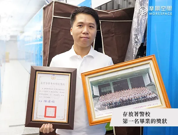 林先生展示其獲獎作品與警校優異成績獎狀，在專業除濕與恆溫環境下保存完好如初