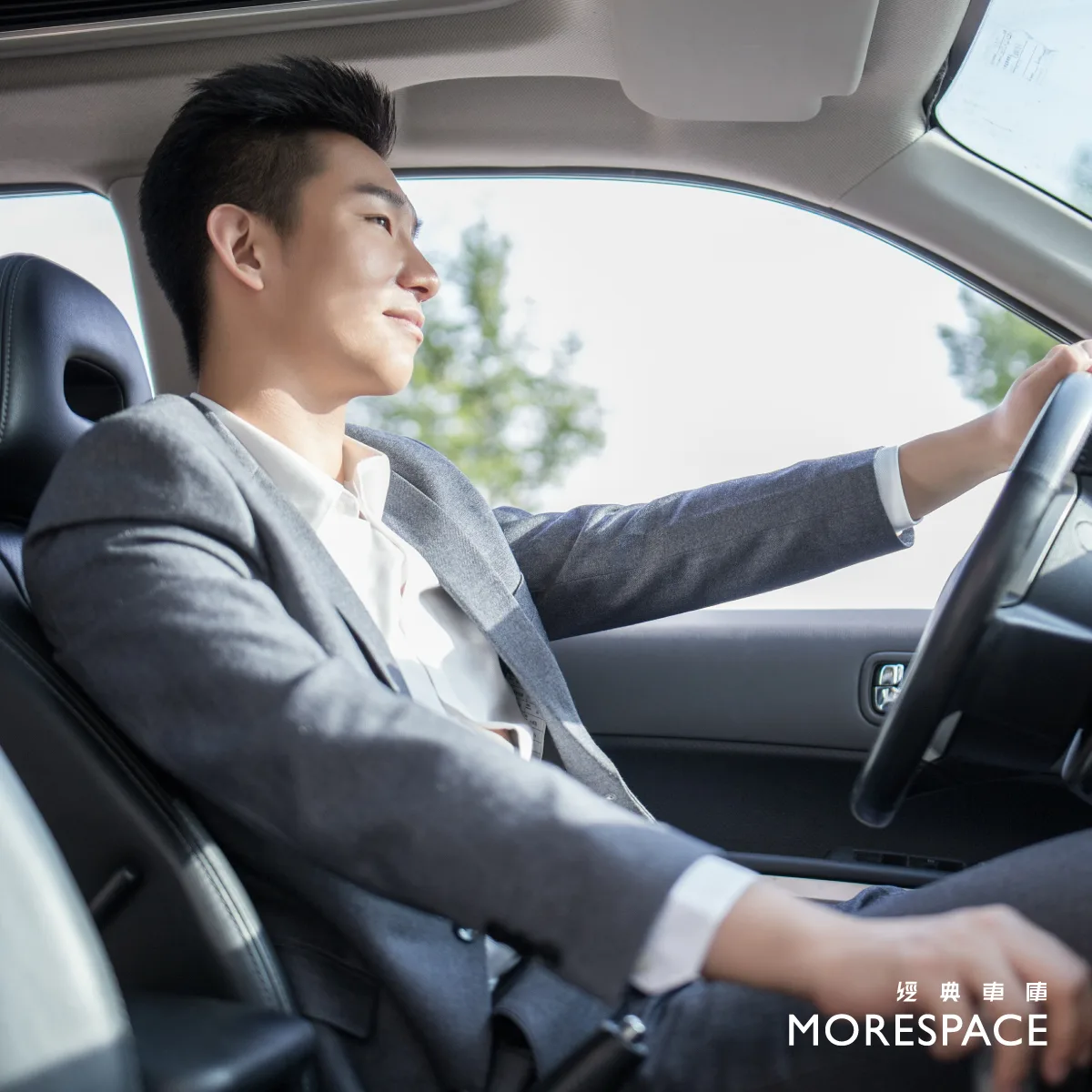 經典車庫配置工業級除濕機將相對濕度維持在 60% 以下，提供汽車與重型機車專屬的控濕停車位