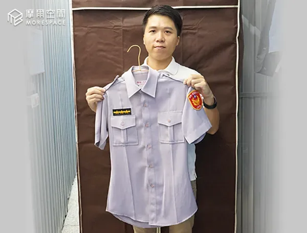 警官林先生展示如何利用摩爾空間個人倉庫釋放宿舍狹小空間，將生活用品與書籍整齊收納