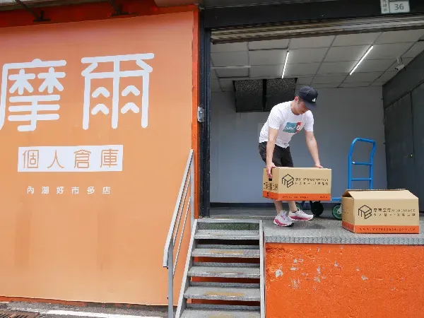 現場備有大型貨梯與卸貨區，解決家庭搬運沈重模型箱與大宗備品的生活痛點
