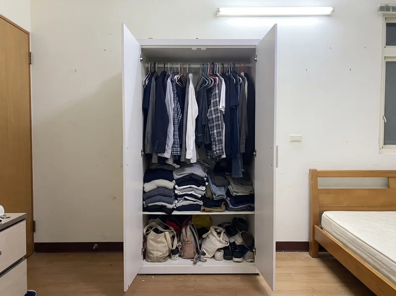 衣服塞滿又沒有分類規則的衣櫃，越收越亂找不到衣服