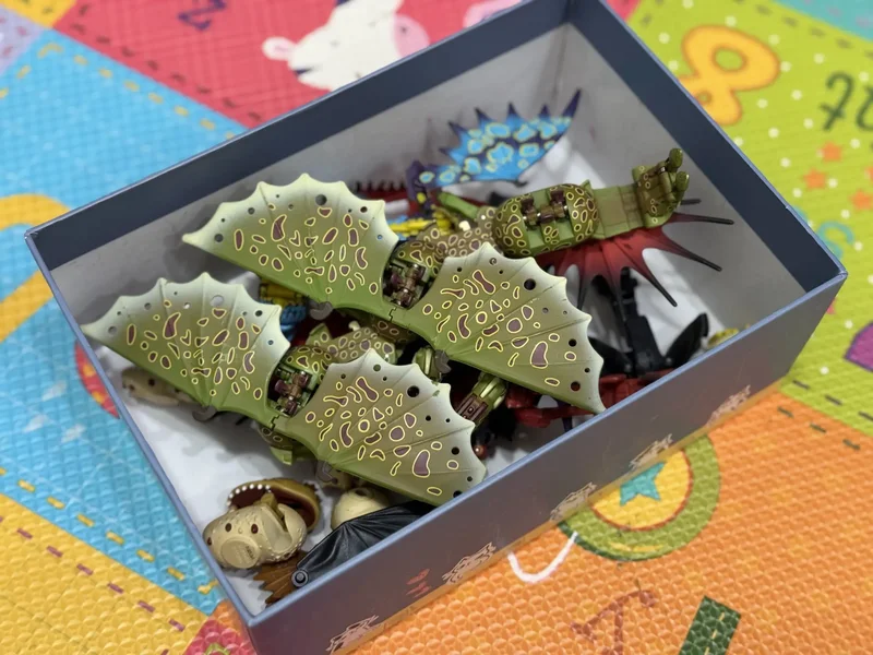 恐龍與怪獸模型集中放在一個紙盒裡當收藏箱，方便展示與拿取