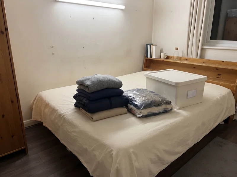 換季衣櫃收納：過季衣物洗淨後打包裝箱並標示