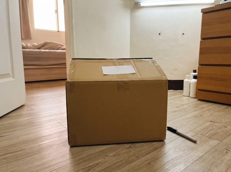 猶豫的衣服封箱寫上日期，半年沒打開就整箱處理
