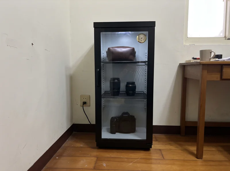 室內濕度不穩時，相機鏡頭放電子防潮箱最安心