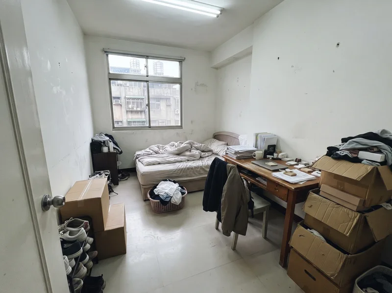 租屋空間小，雜物只能不斷堆疊