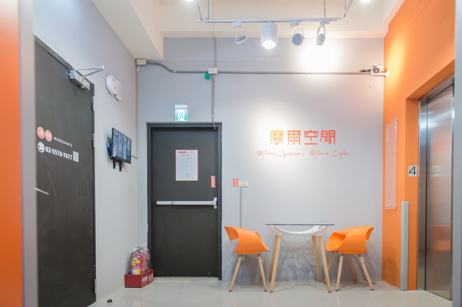 桃園埔心店 門市入口與摩爾空間形象牆