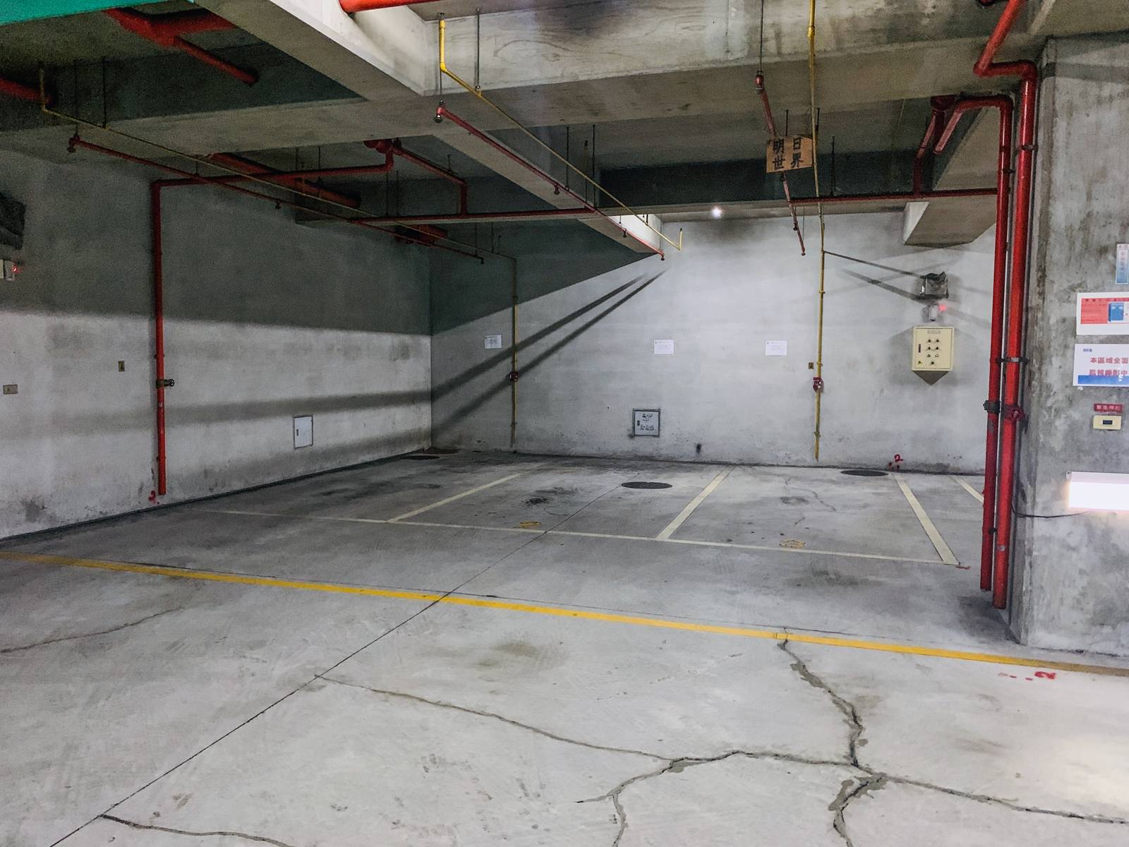 台北內湖內科店 地下停車場空間