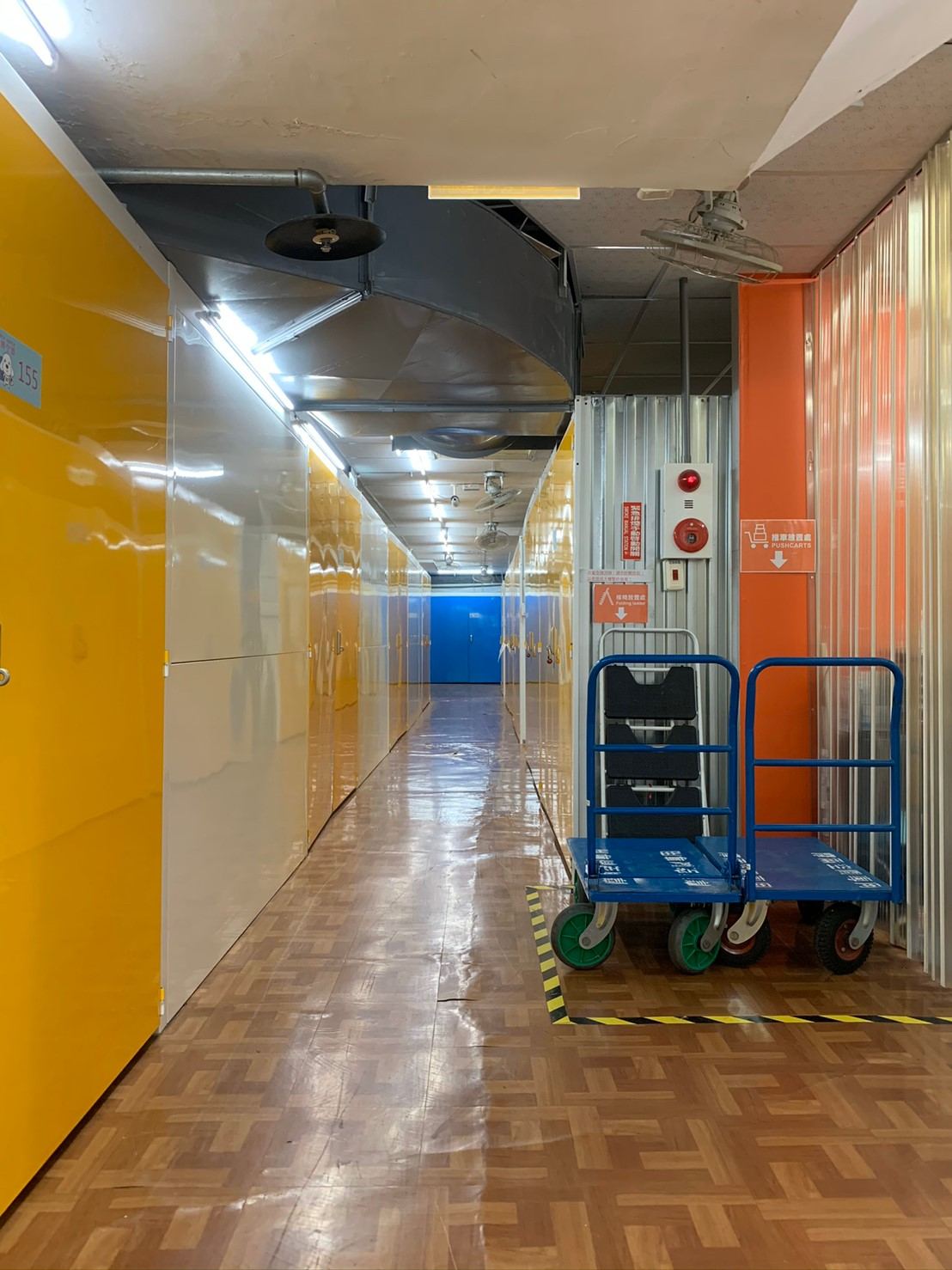 台南成功店 黃色倉櫃走道與推車