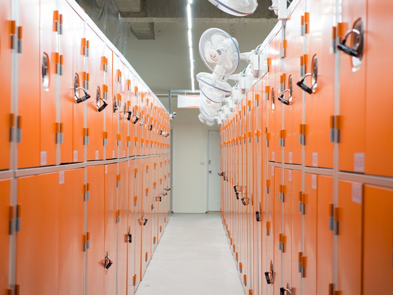 新竹光復店 橘色倉庫走道與電風扇