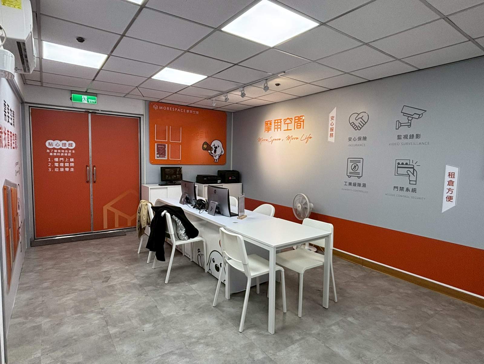 台北復北濱江店 服務區長桌與橘色鐵門