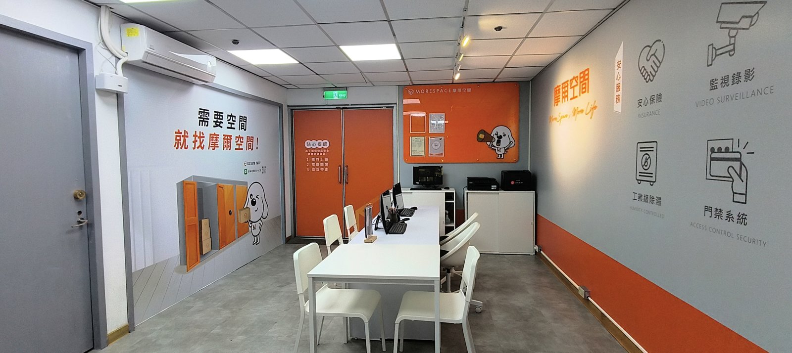 台北復北濱江店 服務區長桌與安全告示牆