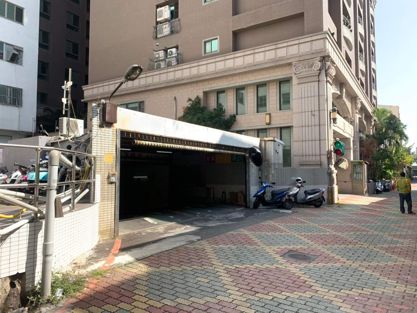 台南成功店 地下停車場入口