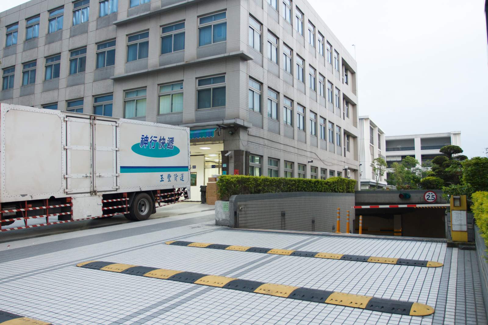 台北內湖內科店 大樓停車入口與貨車