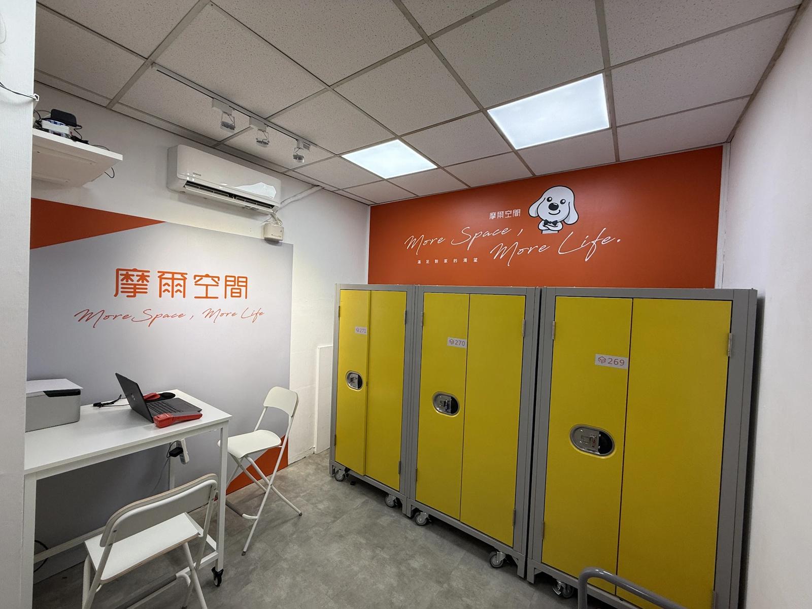 台北古亭店 服務櫃台與黃色置物櫃