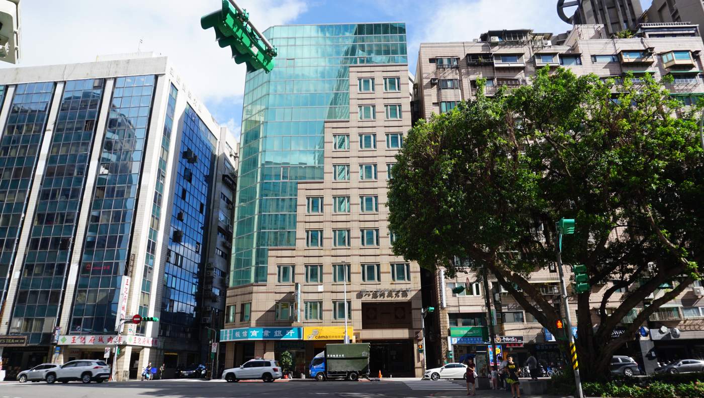 台北中崙店 帷幕大樓外觀與街景