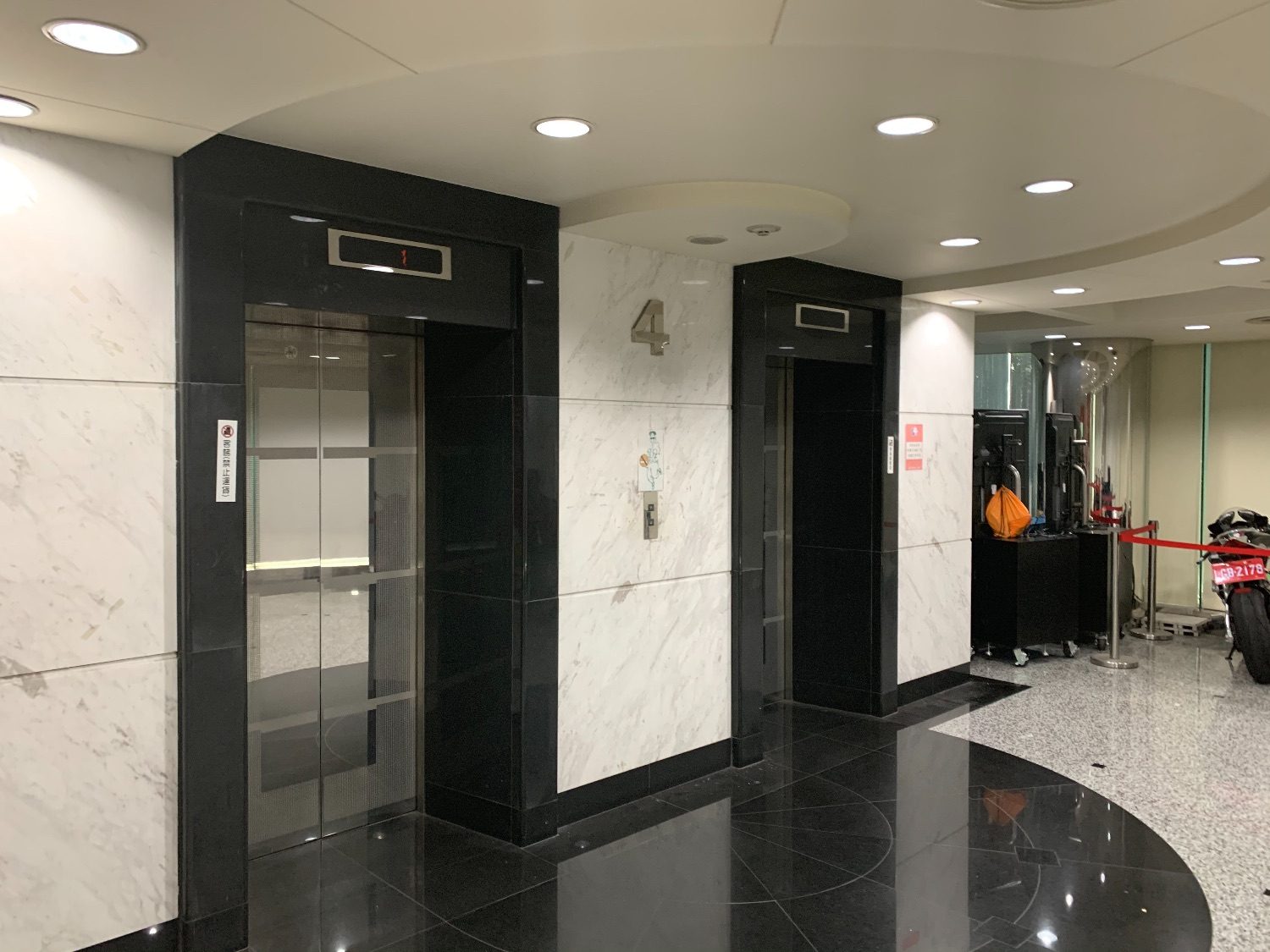 台北復北濱江店 大理石電梯間