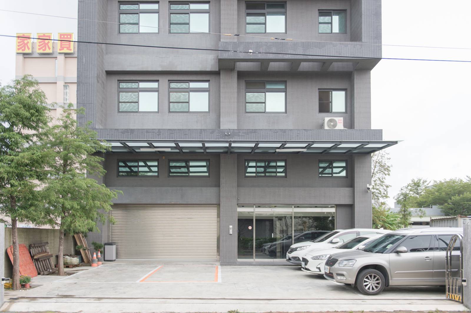 桃園埔心店 大樓入口與停車格