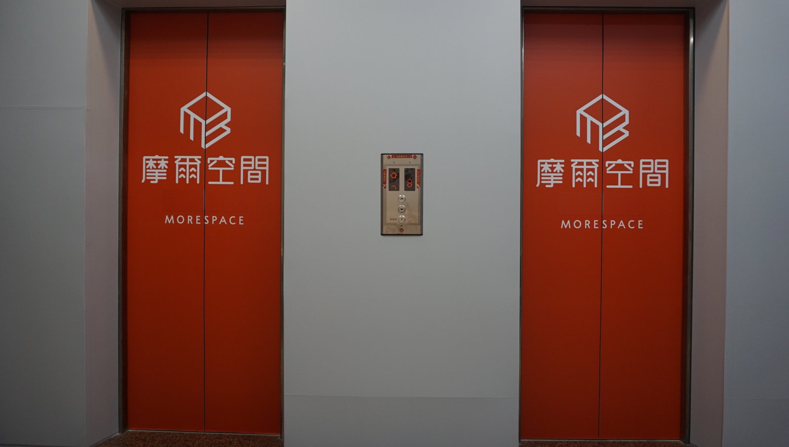 台北中崙店 電梯門與摩爾空間標誌