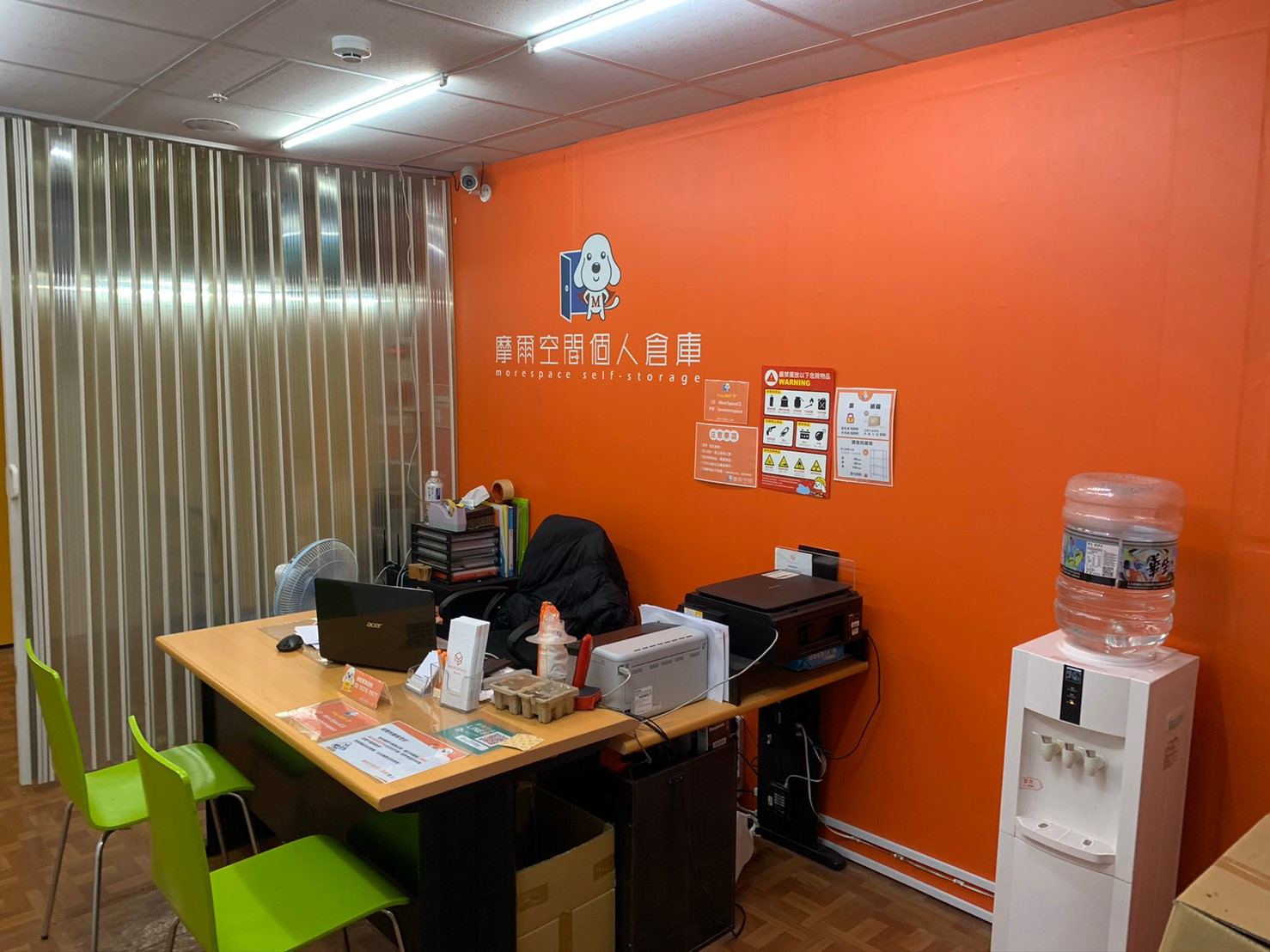 台南成功店 服務櫃台與品牌牆