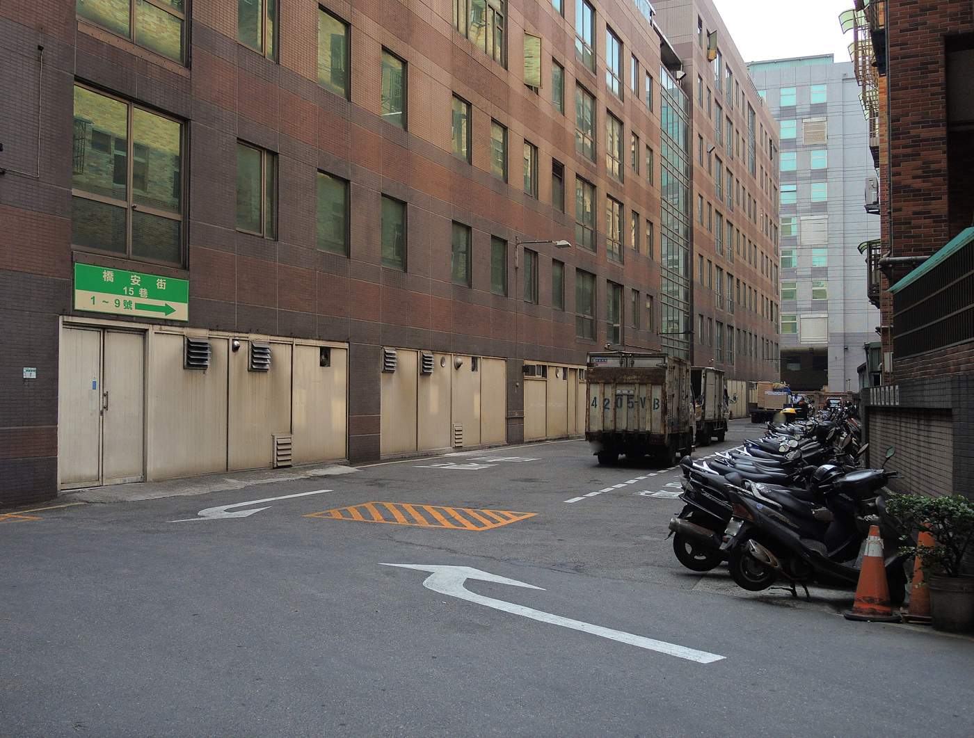 新北中和橋安店 停車場入口車道