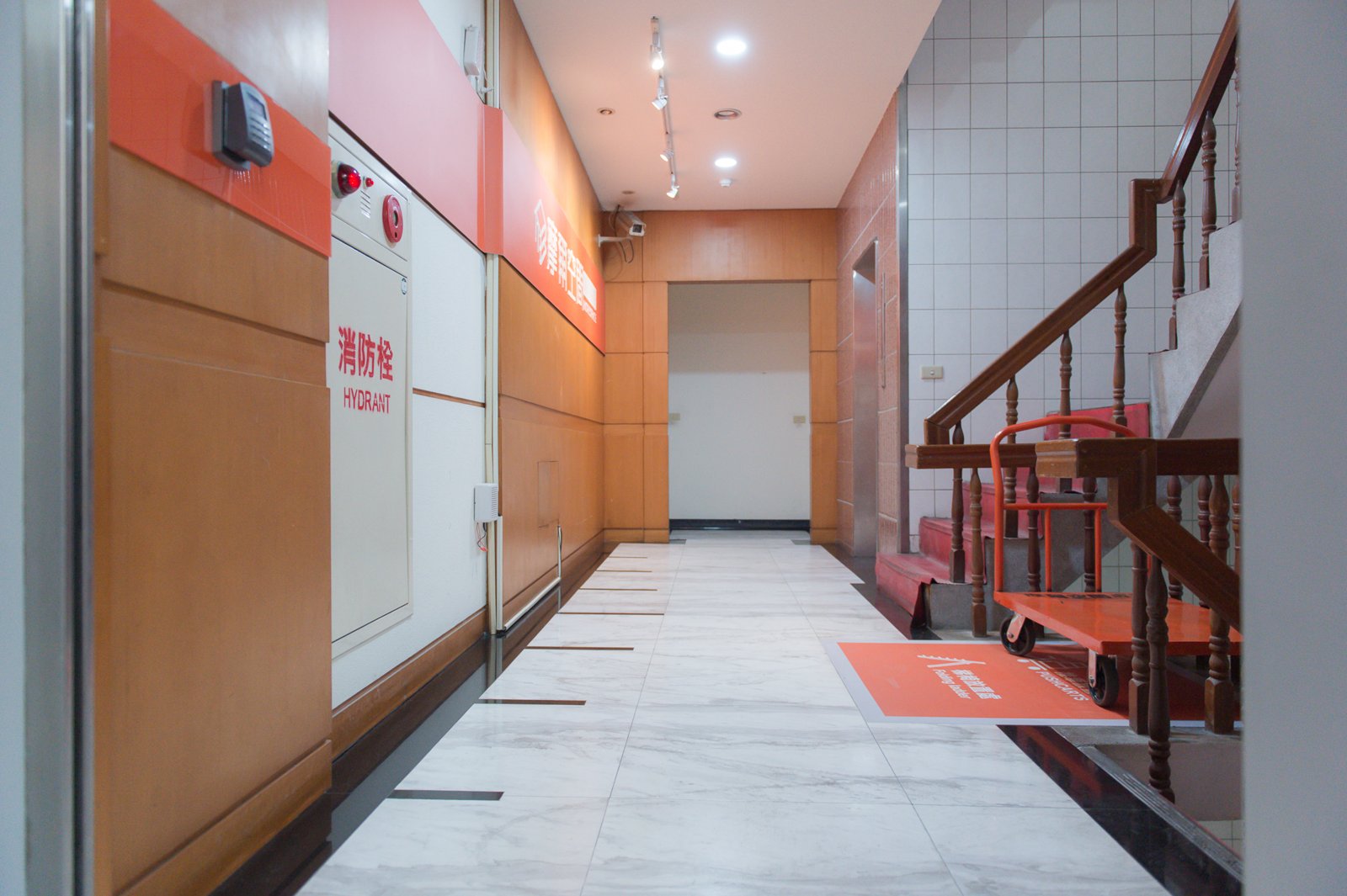 新北新店秀朗店 大廳樓梯與消防栓標示
