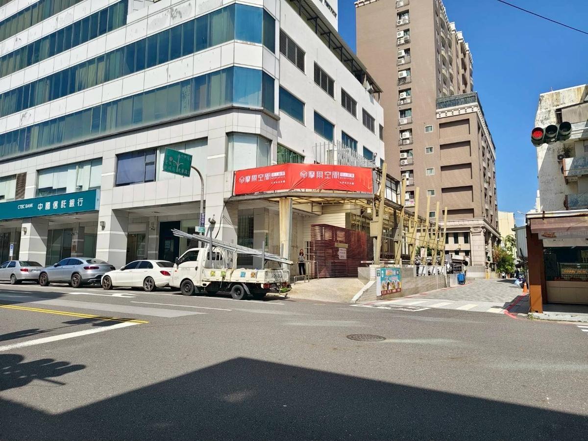 台南成功店 大樓外觀與路口街景