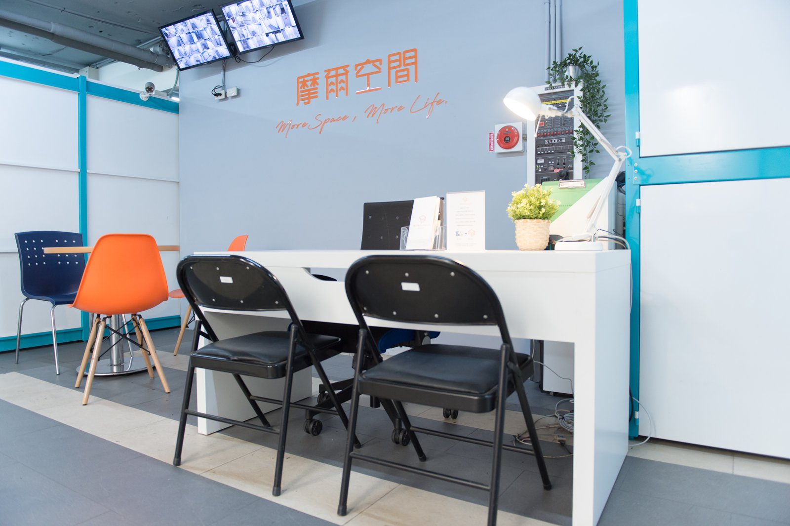 新北板橋巨蛋店 服務櫃台與摩爾空間招牌