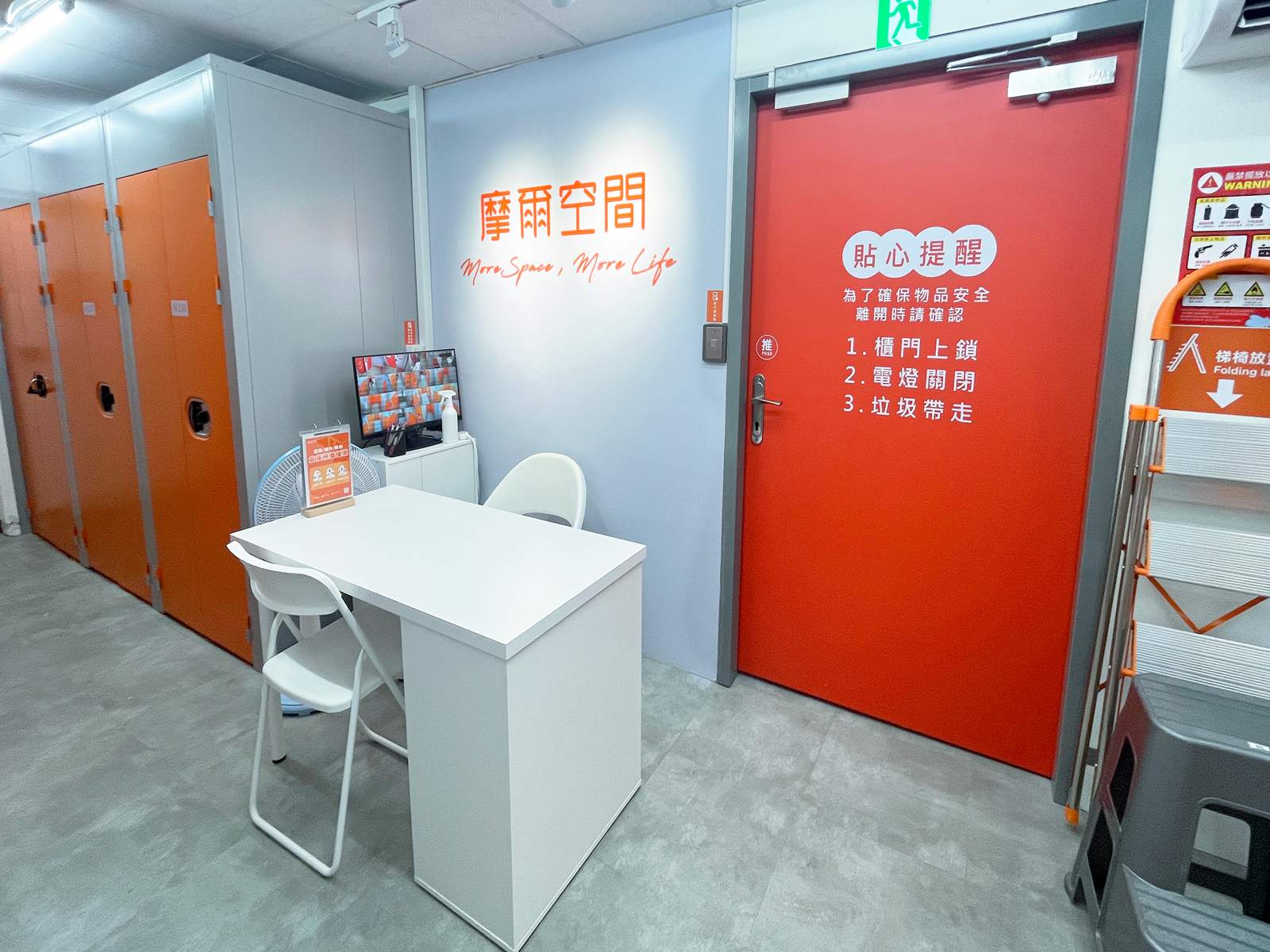 高雄三多中華店 服務區與提醒公告門