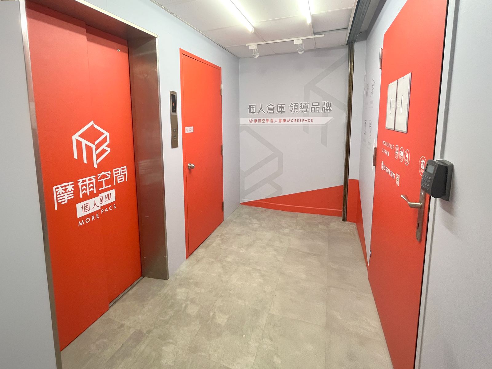 高雄三多中華店 門市入口與摩爾空間形象牆