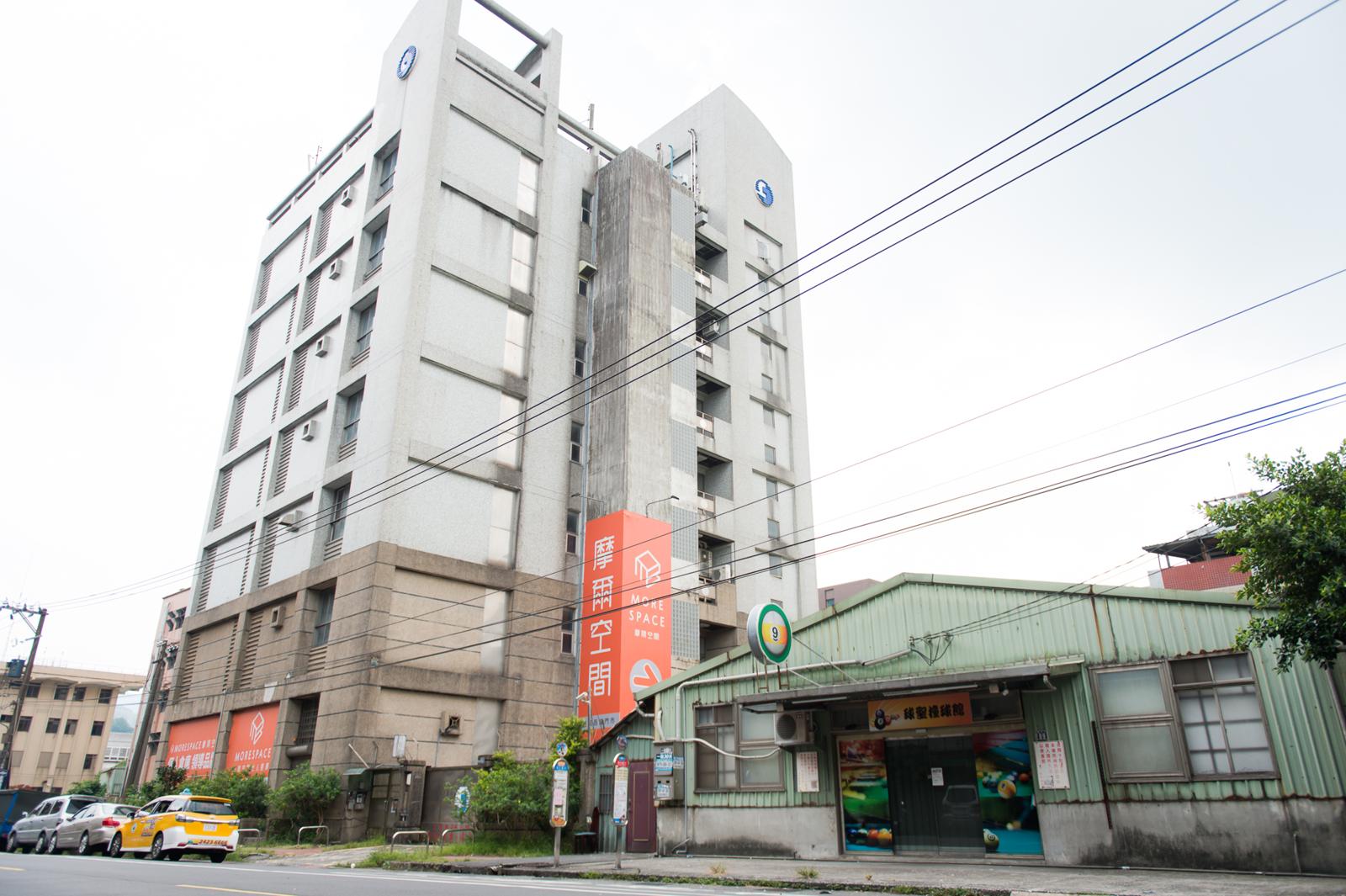 基隆百福店 商辦大樓外觀與摩爾空間招牌