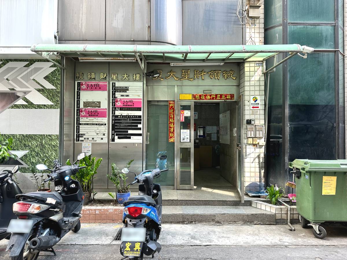 台中成功三民店 大樓入口與機車停放