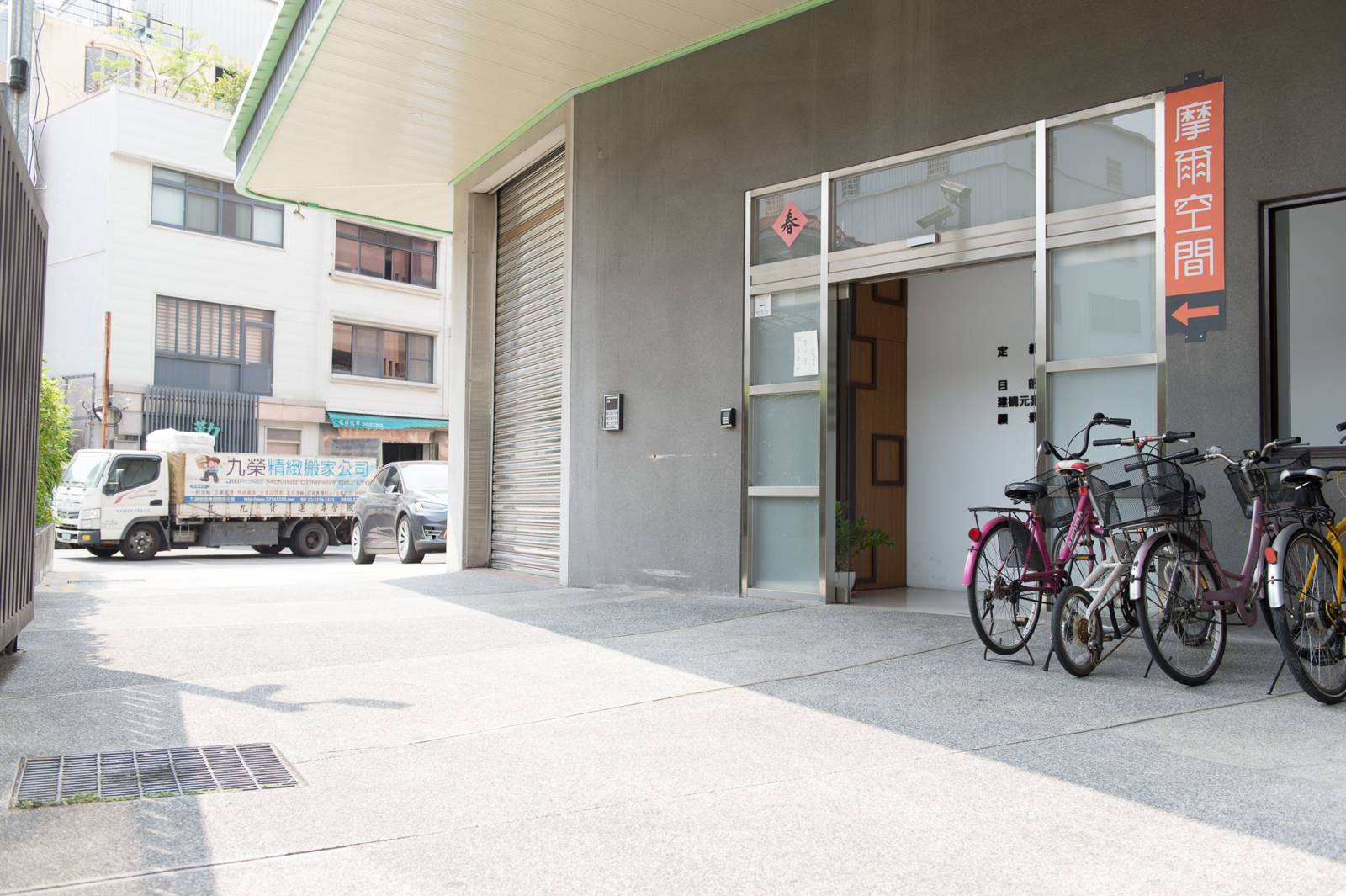 台中河南長安店 門市入口與腳踏車停放