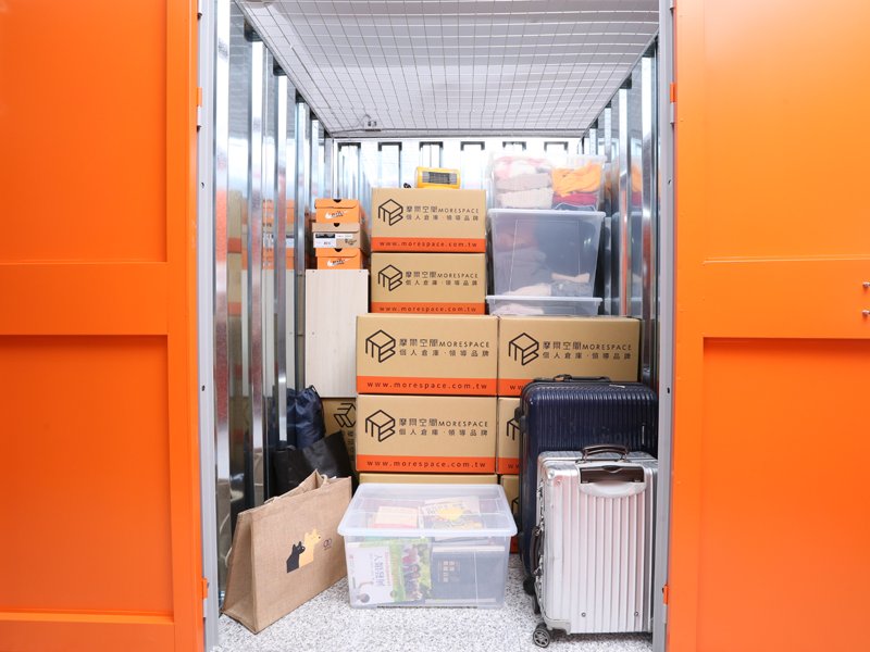 台北大同店 倉庫內部堆滿紙箱與行李箱