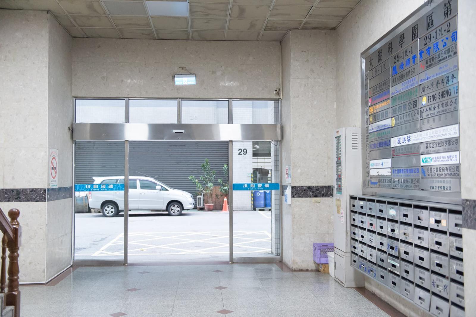 新北汐止康寧店 大樓入口大廳與信箱牆