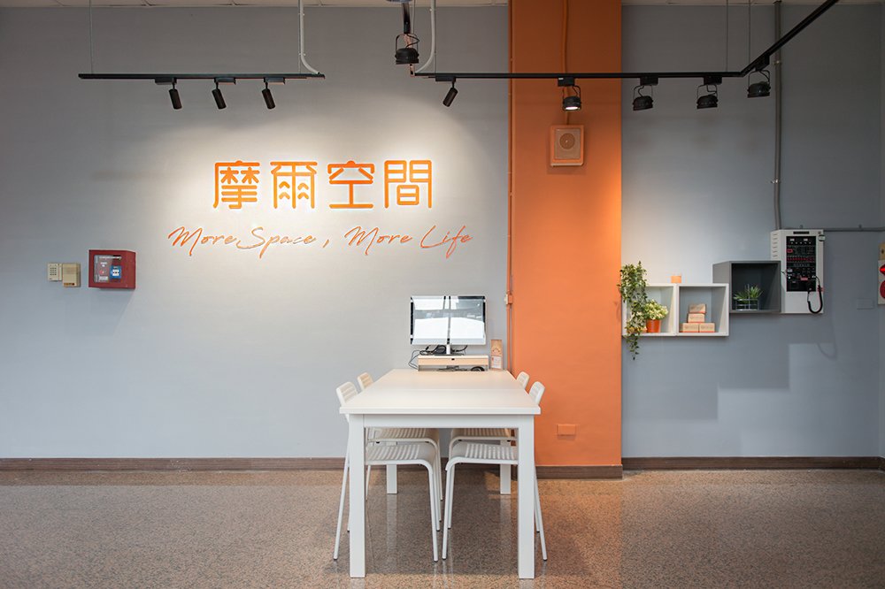 基隆百福店 摩爾空間形象牆與白色洽談桌
