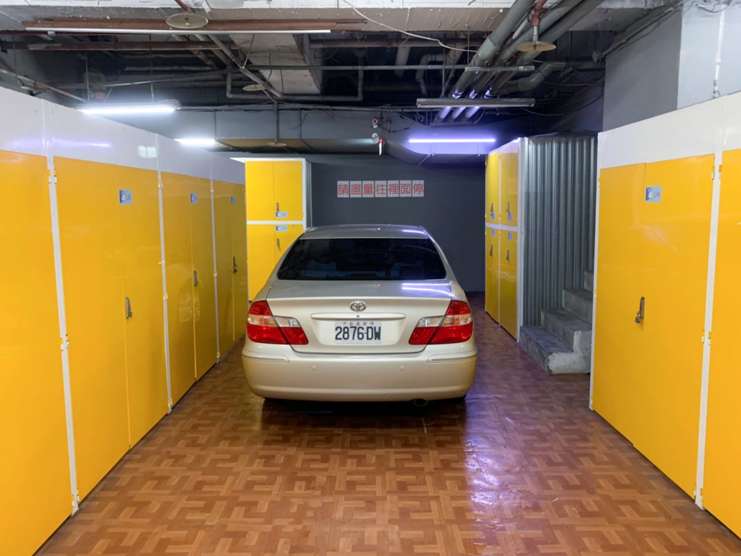 桃園中壢中央店 黃色倉庫走道停放一輛轎車
