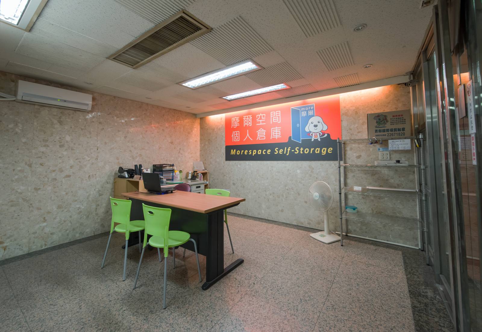 台中文心店 服務台與形象牆看板