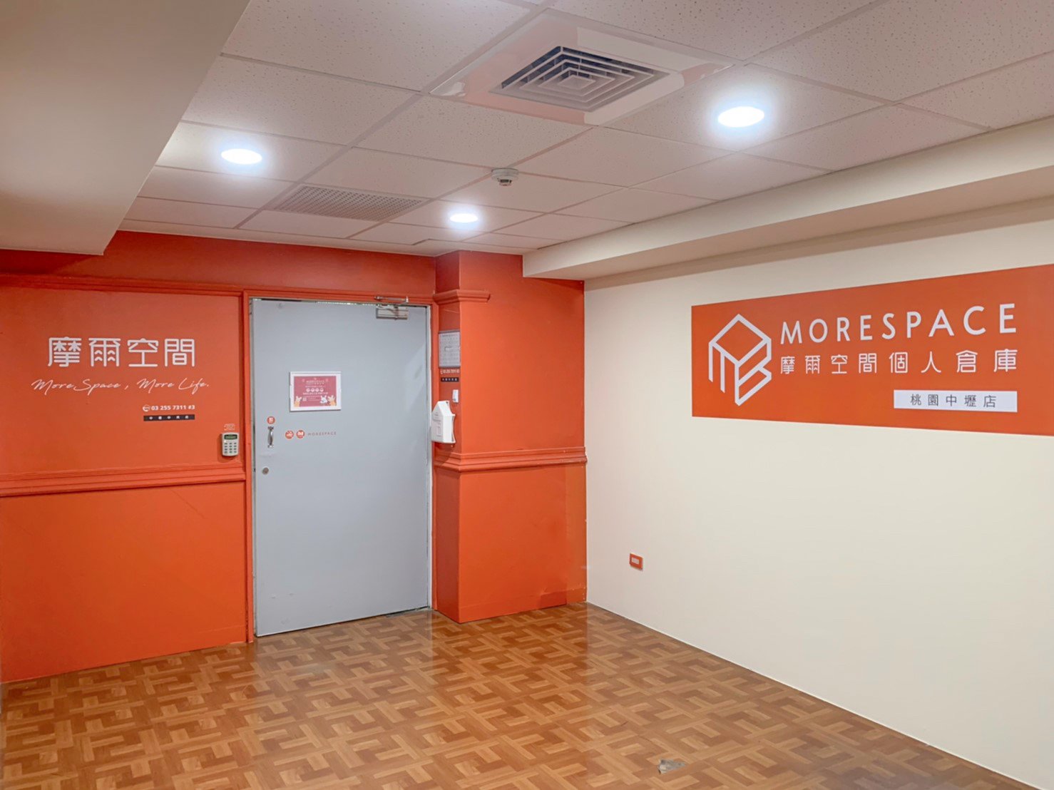 桃園中壢中央店 門市入口與摩爾空間形象牆