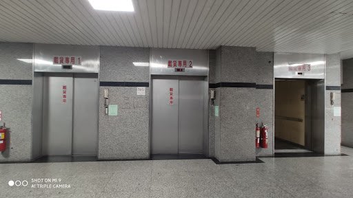 台北松山店 貨梯間與電梯門