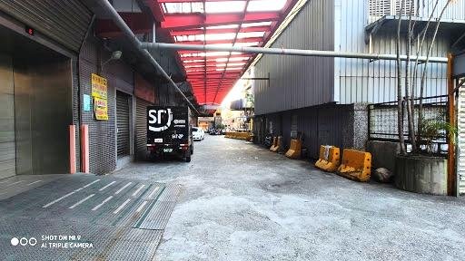 新北永和民權店 卸貨區與貨車