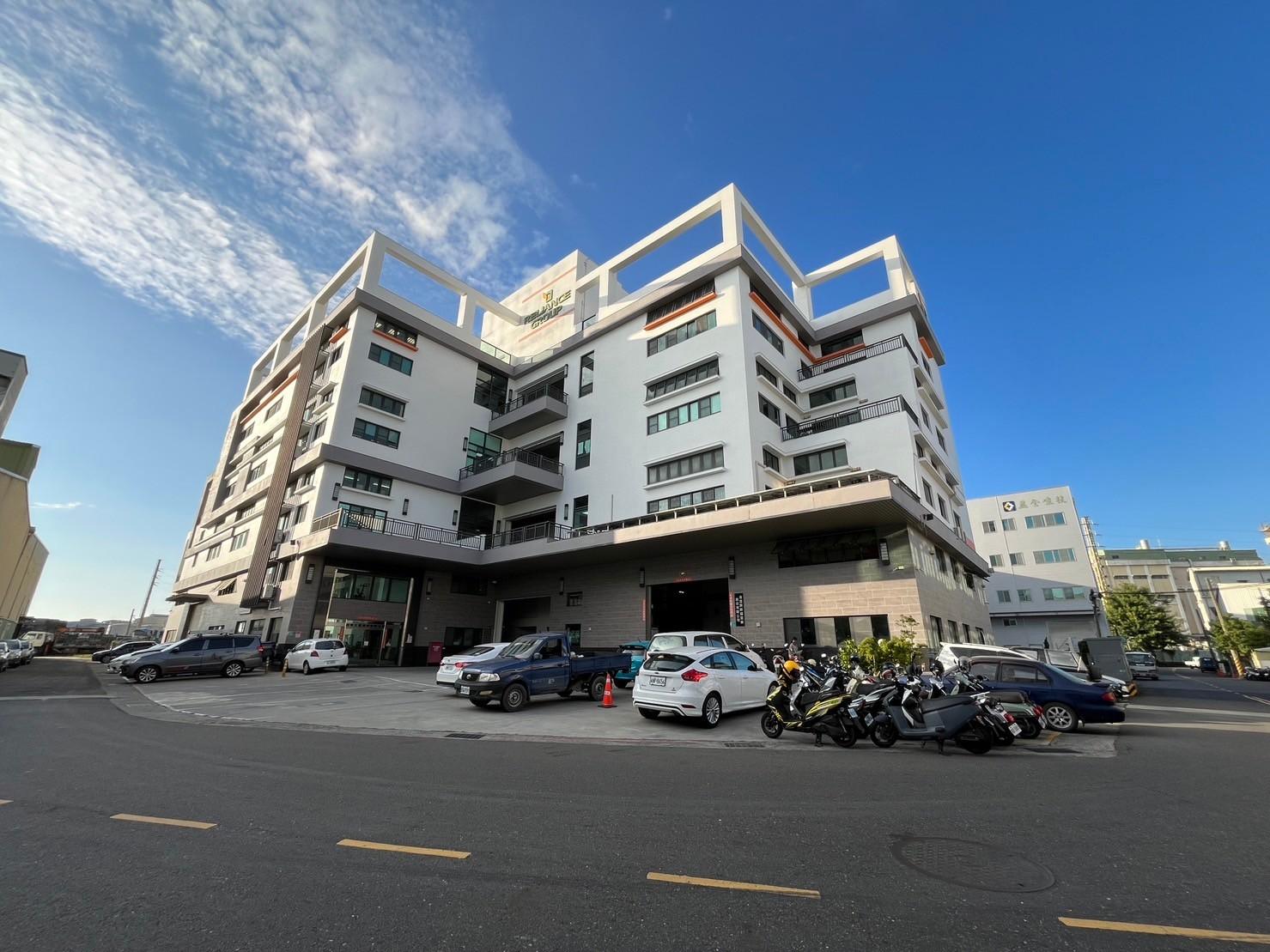 台南永康亞太店 大樓外觀與停車場