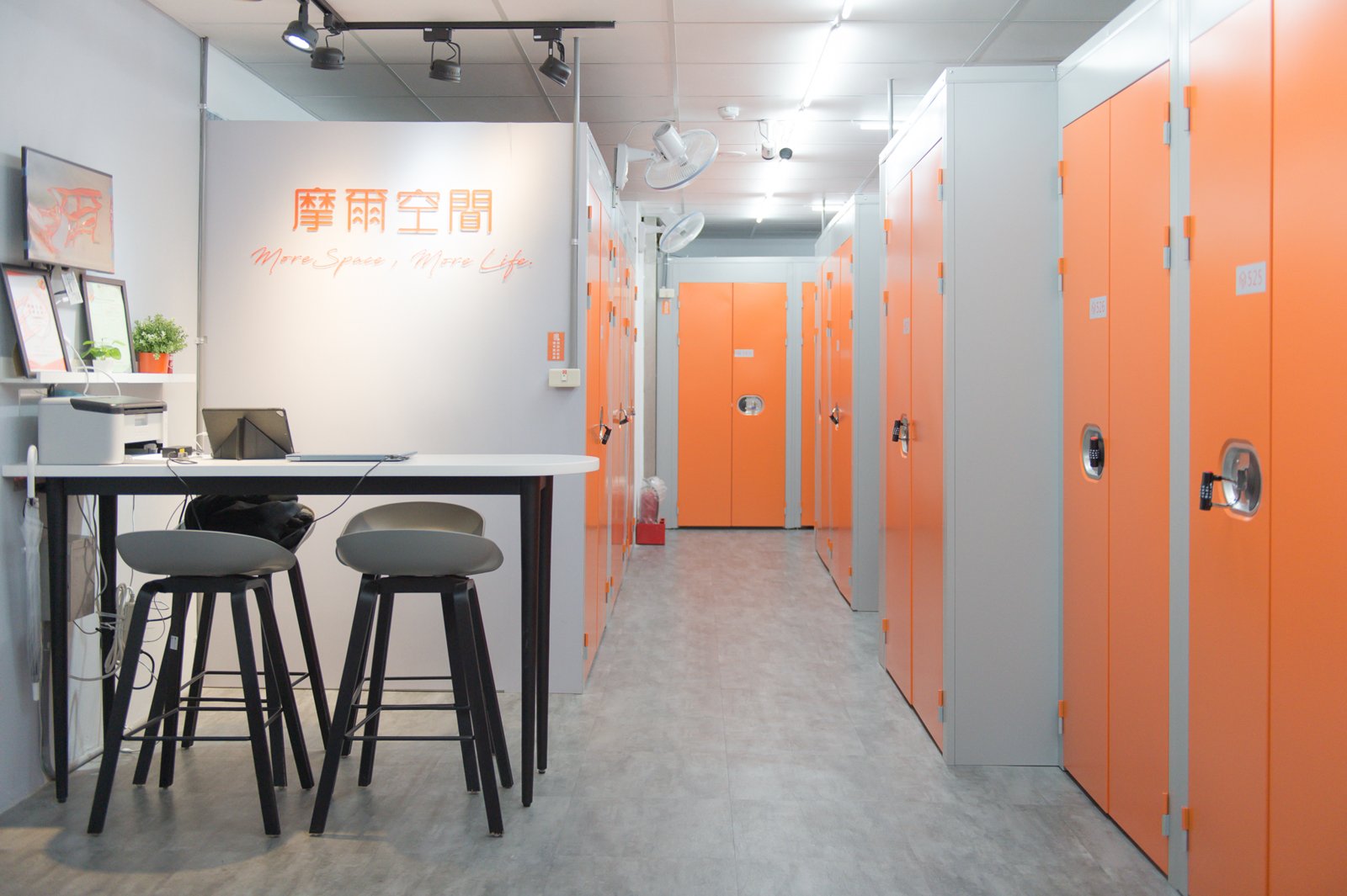 新北三重湯城店 形象牆與服務櫃台