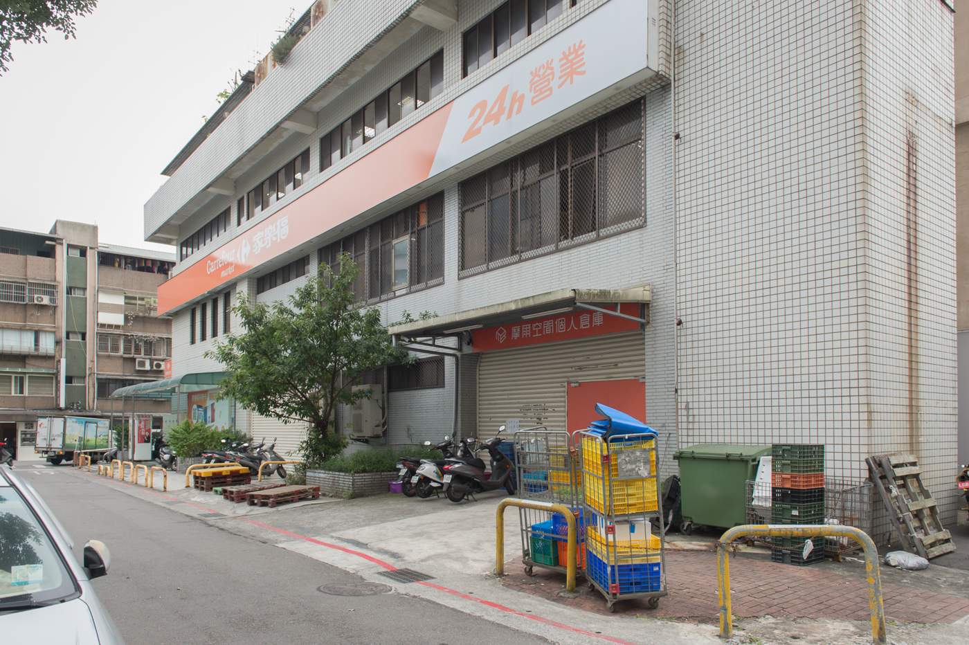 台北內湖湖興店 大樓外觀與紅色招牌
