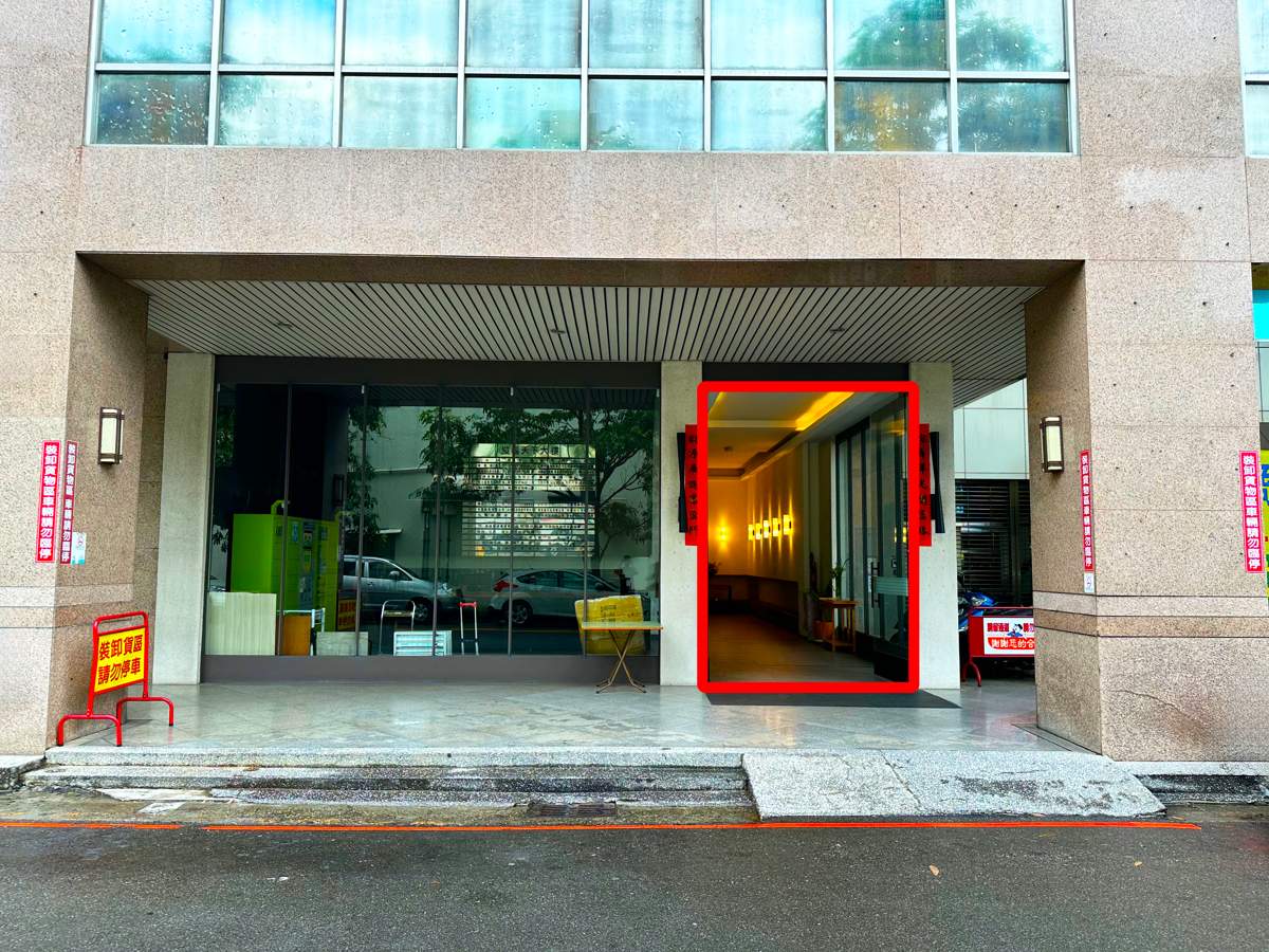 台中忠明五權店 大樓一樓門面入口