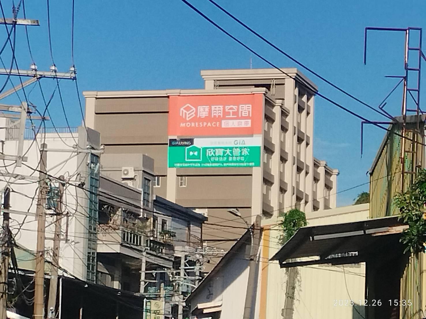 桃園春日店 大樓外觀與屋頂招牌
